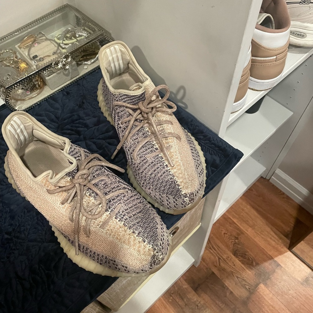 Used Yeezy 350’s size 8 men